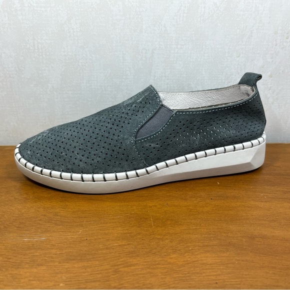 Bernie Mev. Gray Blue Flats with Woven Upper and Slip-On Design - Picture 1 of 9